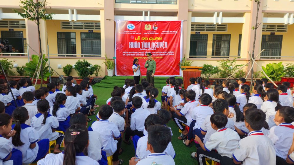 The launching ceremony of the 2025 Spring Volunteer Campaign in Phu Loi border commune, Giang Thanh district. Photo: Van Vu