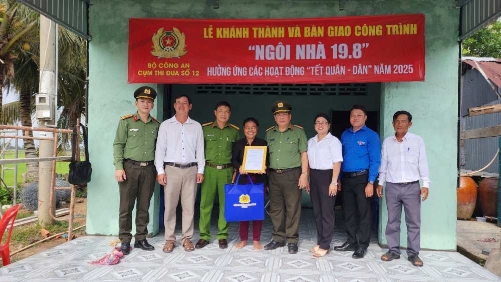 Bàn giao 2 công trình “Ngôi nhà 19/8”. Ảnh: Văn Vũ