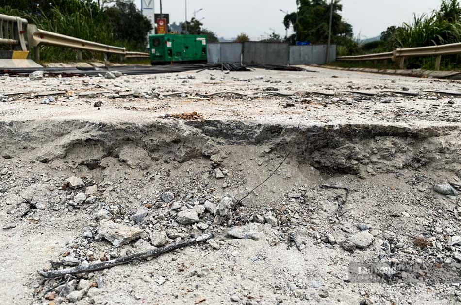 Hạng mục mặt đường đang được sửa chữa.