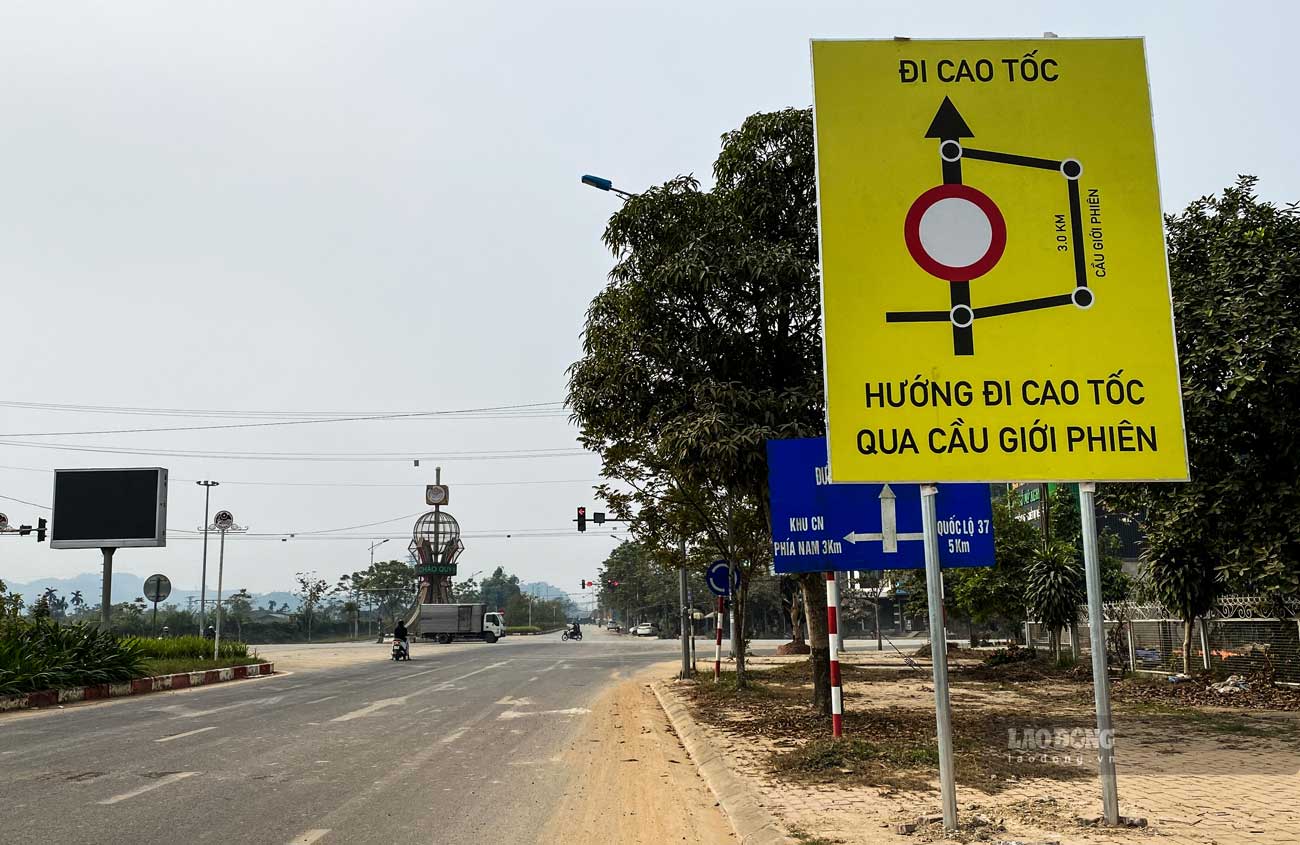 Biển chỉ dẫn được bố trí tại ngã tư cầu Văn Phú.