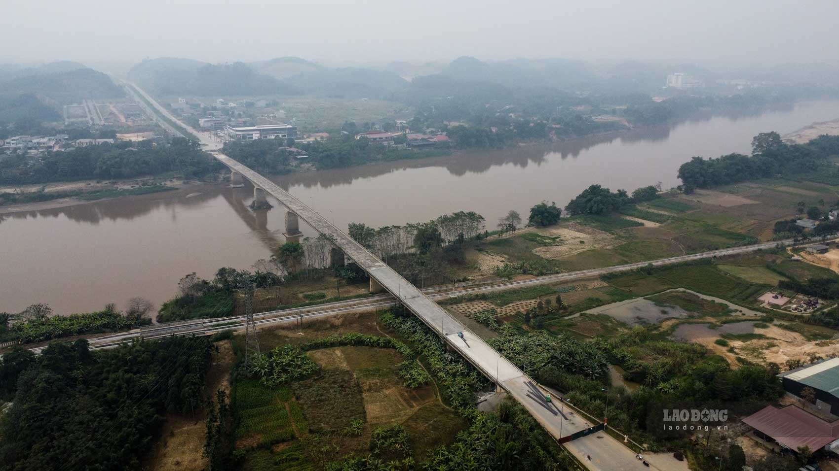 Cầu Văn Phú được khởi công xây dựng vào năm 2002 và hoàn thành năm 2004. Cầu có tổng chiều dài 474,96 m; tổng bề rộng 10 m; quy mô cầu vĩnh cửu bê tông cốt thép và bê tông cốt thép dự ứng lực; tổng số vốn đầu tư 50 tỉ đồng.