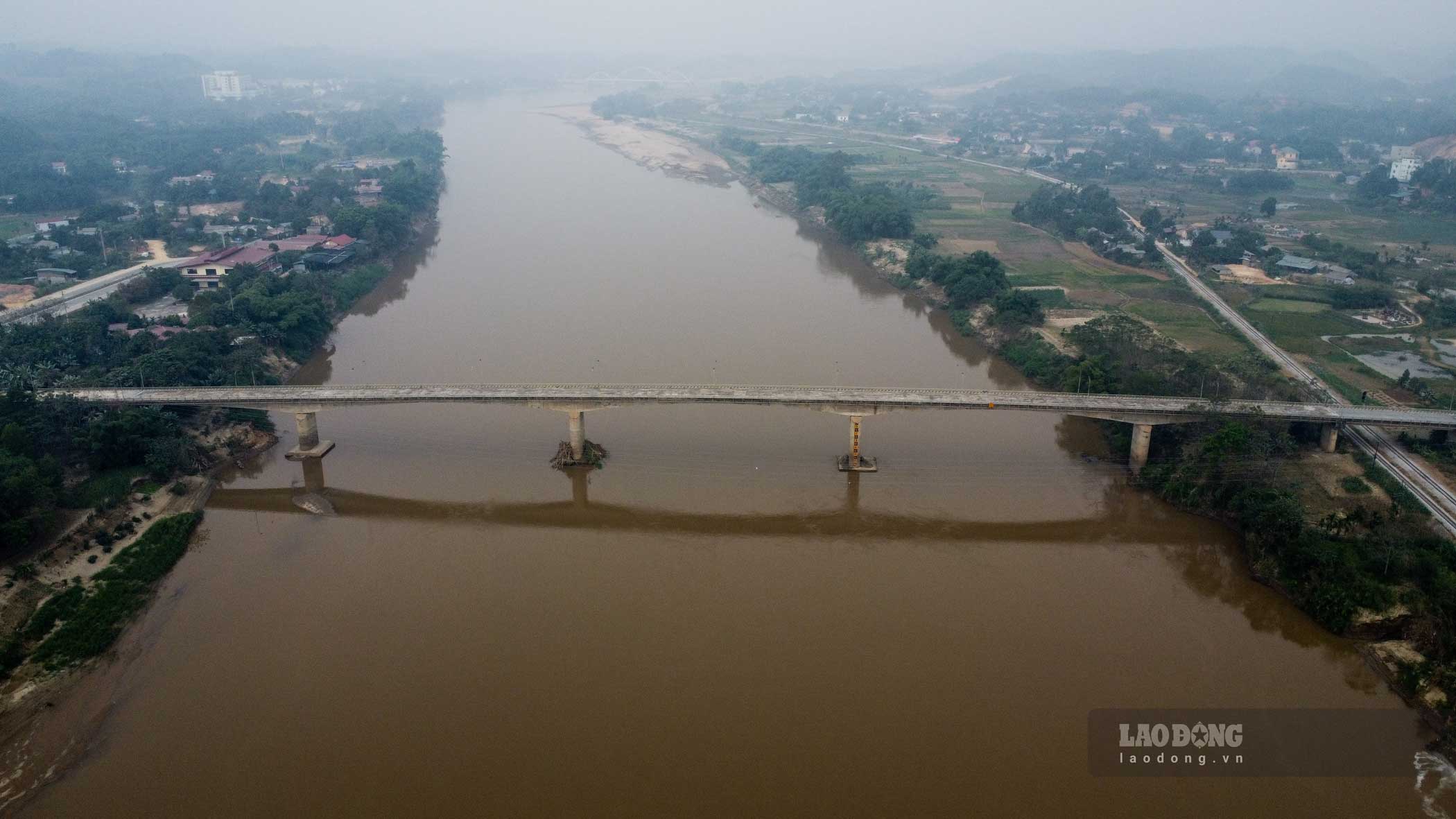 Theo tìm hiểu, hạng mục cải tạo cầu Văn Phú nằm trong Dự án thi công xây dựng công trình sửa chữa cầu Văn Phú, cầu Mậu A, cầu Rào và cầu Gùa do Liên danh Công ty Cổ phần Cơ Khí 68 và Xây dựng Thăng Long - Công ty cổ phần xây dựng cầu Yên Bái là nhà thầu thi công, với tổng mức đầu tư gần 10 tỉ đồng.