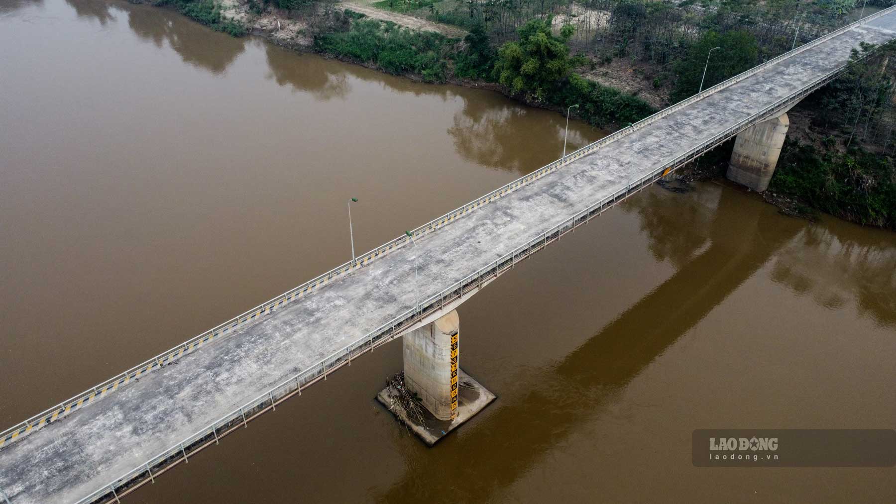 Giám đốc Sở Giao thông Vận tải tỉnh Yên Bái Trần Việt Dũng cho biết: “Ngay khi ban hành công văn, đơn vị đã tiến hành cắm biển chỉ dẫn, hướng dẫn phân luồng giao thông đối với người và phương tiện tại khu vực ngã tư 2 bên cầu“.