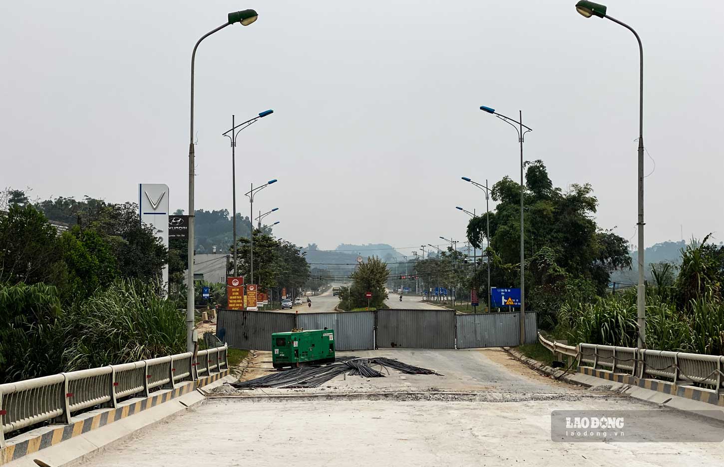 Anh Nguyễn Văn Hiền (32 tuổi, xã Giới Phiên, TP Yên Bái) cho biết: “Do cầu nằm trong trục đường chính dẫn từ TP Yên Bái ra nút giao IC 12 cao tốc Nội Bài - Lào Cai nên lượng phương tiện di chuyển qua đây rất đông, dẫn đến một số đoạn của mặt cầu xuống cấp. May mắn, nay cầu đã được thi công sửa chữa đảm bảo an toàn giao thông cho người dân“.