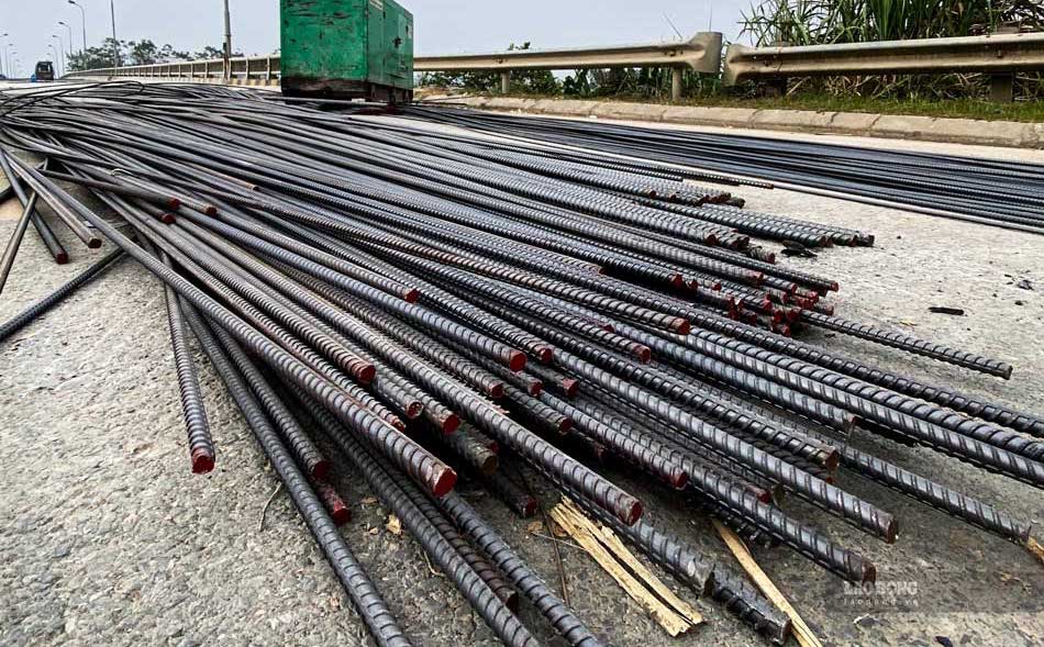 Trên công trường công nhân cùng hàng chục máy móc, vật liệu được tập trung để thi công, sớm đưa dự án hoàn thành đúng tiến độ.