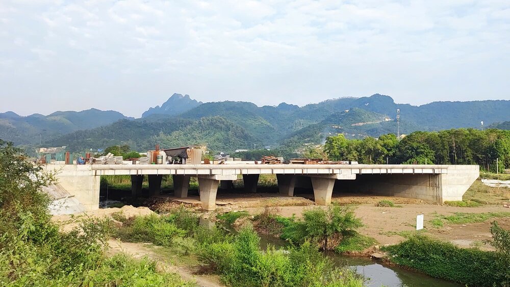 Nói về những khó khăn, đại diện Ban Quản lý dự án Đầu tư xây dựng các công trình giao thông tỉnh Hòa Bình cho biết, chủ yếu do thiếu đất đắp. 