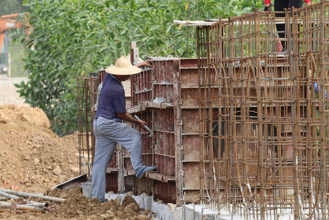 Những ngày cuối tháng 11, trên công trường, máy móc và công nhân vẫn đang được huy động để khẩn trương thi công.