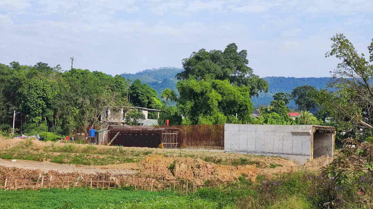 Nhà thầu thi công dự án là Liên danh Công ty Cổ phần Xây dựng Minh Faas và Công ty Cổ phần Đầu tư năng lượng xây dựng thương mại Hoàng Sơn (nhà thầu phụ là Công ty Cổ phần Đầu tư phát triển Anh Kỳ).