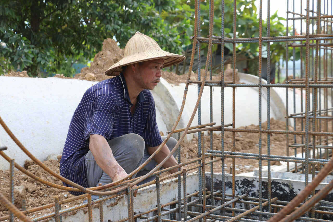 Công nhân thi công tại dự án.