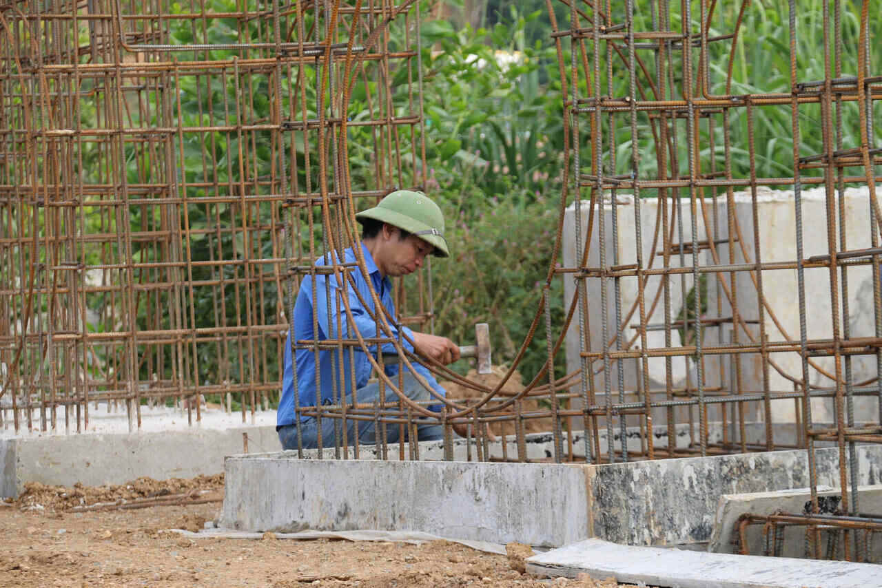 Về giải pháp, đại diện Ban Quản lý dự án Đầu tư xây dựng các công trình giao thông tỉnh Hòa Bình thông tin, giữa tháng 11 UBND tỉnh đã chấp thuận để vận chuyển đất dôi dư từ dự án khác về công trình, qua đó cũng giải quyết được 1 phần khối lượng đất đắp. Đơn vị cũng đã phối hợp với UBND thành phố Hòa Bình để đẩy nhanh tiến độ trong công tác giải phóng mặt bằng.