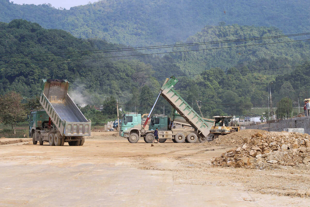 Tuy nhiên, tổng thể dự án hiện vẫn đang còn nhiều hạng mục ngổn ngang, thậm chí nhiều đoạn đường chưa được đắp lên thành hình. Trong khi đó, hạn thời hạn hợp đồng của công trình là 31.12.2024.