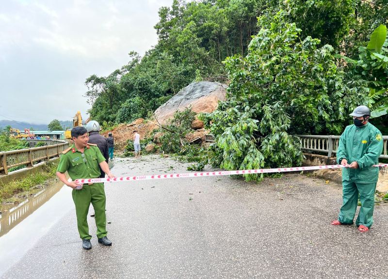 Authorities are working hard to clear the landslide site on National Highway 40B. Photo: Tuan Tu