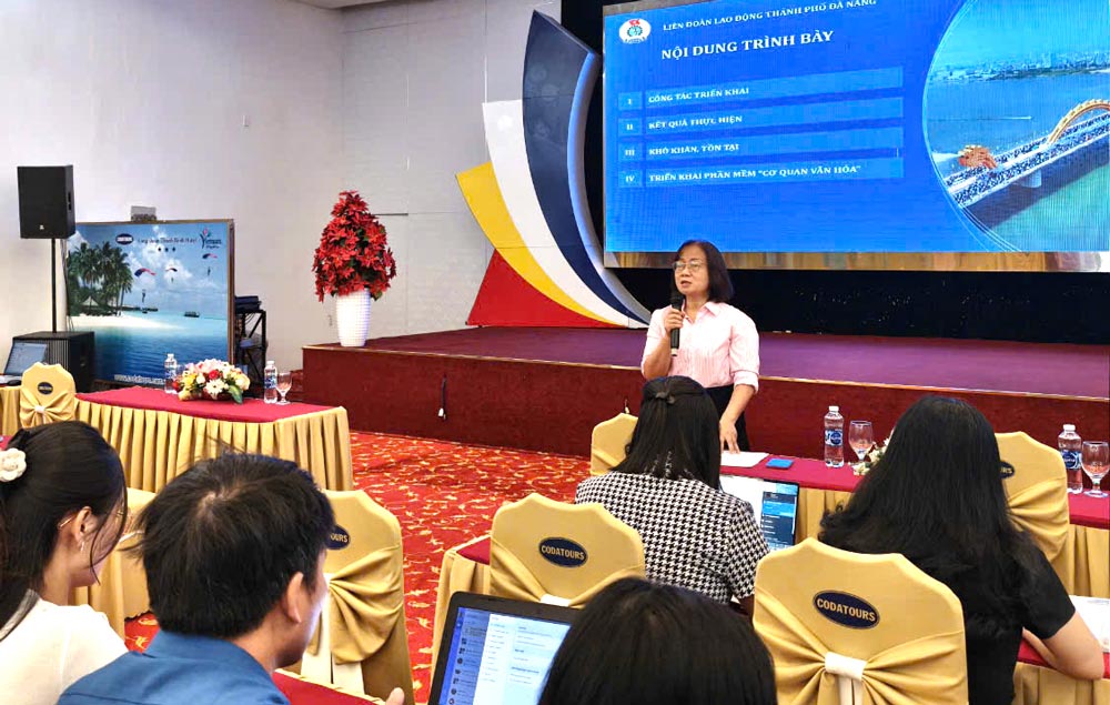 Ms. Dinh Thi Thanh Ha, Vice President of the Da Nang City Labor Federation, spoke at the conference to review 2 years of implementing Decision No. 2214/QD-TTg, organized by the Vietnam General Confederation of Labor in Da Nang on November 13. Photo: Tuong Minh