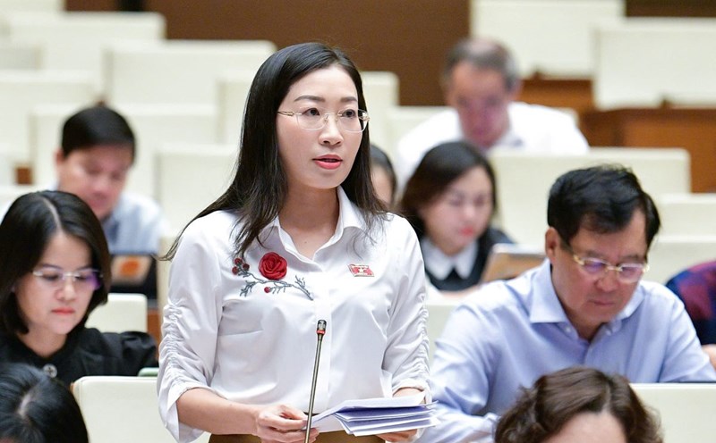 National Assembly delegate Hoang Thi Thanh Thuy proposed balancing interests when advertising on television. Photo: Pham Thang