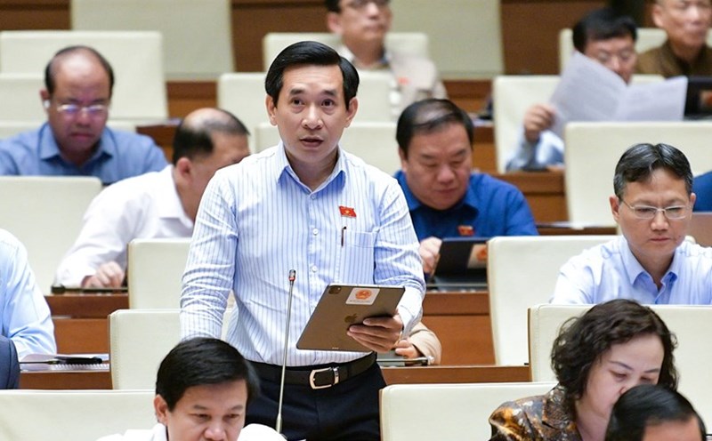 Delegate Nguyen Van Canh (Binh Dinh Delegation) recounted the story of a restaurant employee introducing his service in English to illustrate the abuse of foreign languages in advertising. Photo: National Assembly