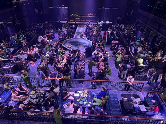 Công an Hải Phòng đột kích vũ trường New MDM rạng sáng ngày 21.11. Ảnh: Công an Hải Phòng