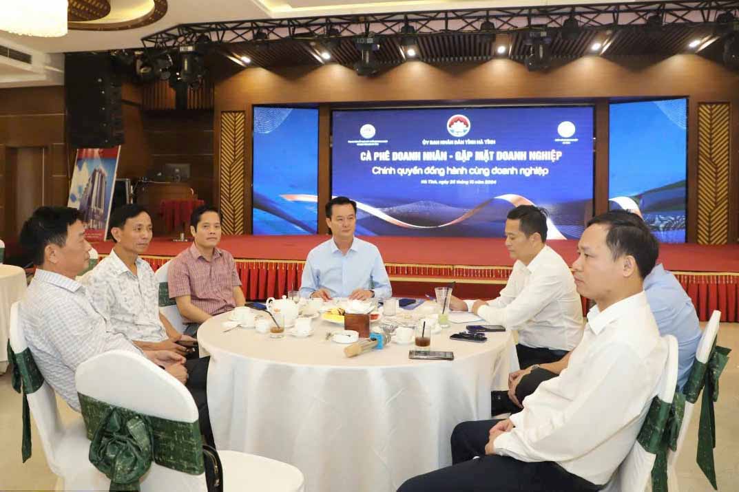 Coffee session between Ha Tinh provincial leaders and businessmen to listen and share about the production and business activities of enterprises. Photo: Quoc Cuong.
