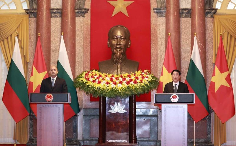 President Luong Cuong and Bulgarian President Rumen Radev met the press on November 25, 2024. Photo: Hai Nguyen