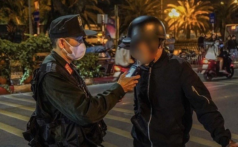 Lending a motorbike to a drunk person can get you into legal trouble. Photo: Xuyen Dong
