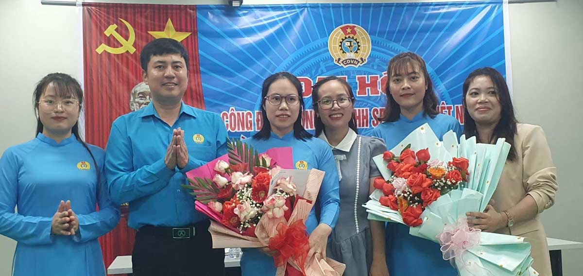 Mr. Mai Xuan Hoa - Chairman of Hai Hau District Labor Federation presented flowers to congratulate the Executive Board of the Labor Union of Sen Bang Vietnam Co., Ltd. Photo: Nam Dinh Provincial Labor Federation