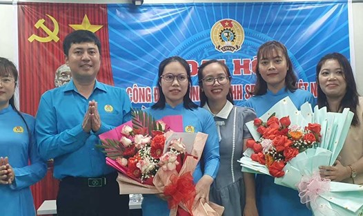 Ông Mai Xuân Hòa - Chủ tịch LĐLĐ huyện Hải Hậu tặng hoa chúc mừng Ban chấp hành Công đoàn Công ty TNHH Sen Bang Việt Nam. Ảnh: LĐLĐ tỉnh Nam Định