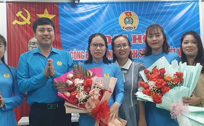 Mr. Mai Xuan Hoa - Chairman of Hai Hau District Labor Federation presented flowers to congratulate the Executive Board of the Labor Union of Sen Bang Vietnam Co., Ltd. Photo: Nam Dinh Provincial Labor Federation