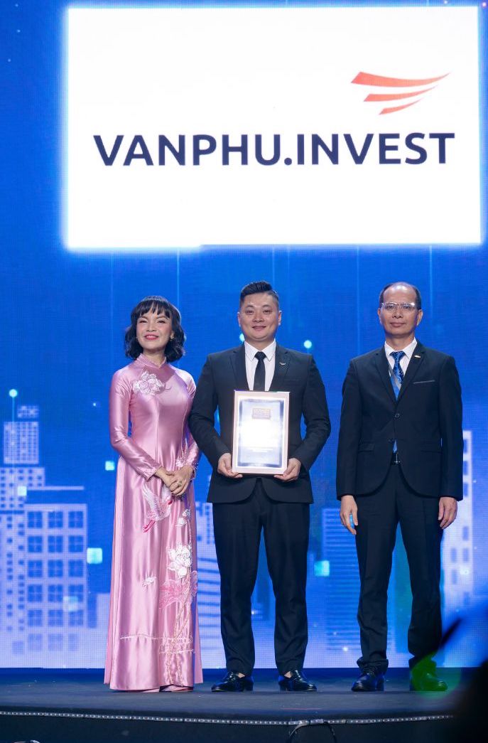 Dai dien Van Phu - Invest nhan chung nhan Top 100 Noi lam viec Tot nhat Viet Nam nam 2024.