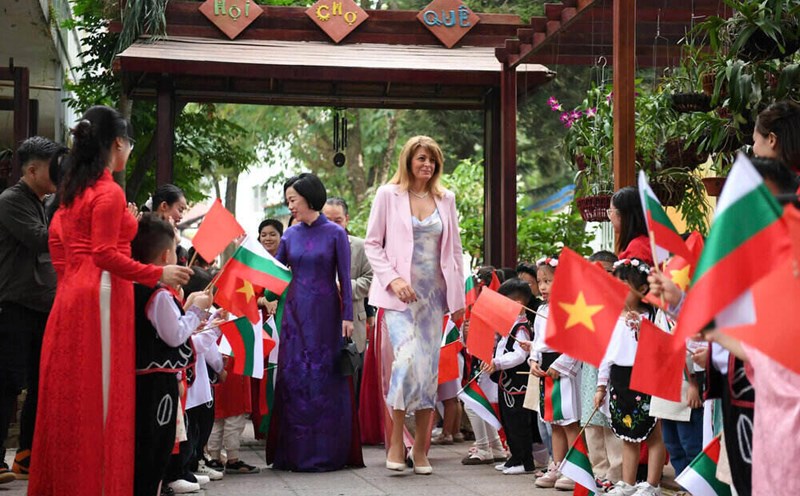 Mrs. Nguyen Thi Minh Nguyet - Wife of President Luong Cuong and Mrs. Desislava Radeva - Wife of Bulgarian President Rumen Radev visited Viet-Bun Kindergarten. Photo: Hai Nguyen