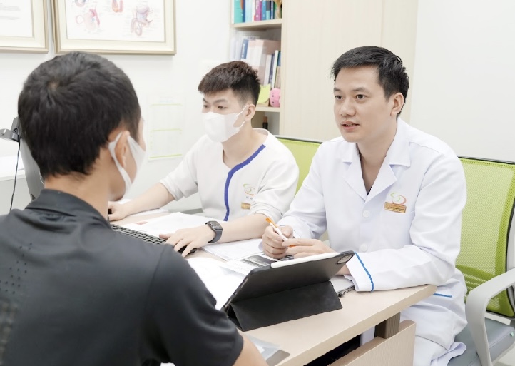 Dr. Pham Minh Ngoc examines and consults a patient after emergency treatment. Photo: BVCC