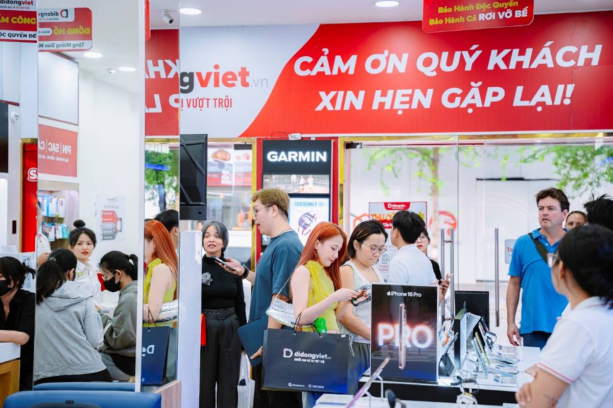 Customers experience and shop at Di Dong Viet store. Photo: Loan Tran