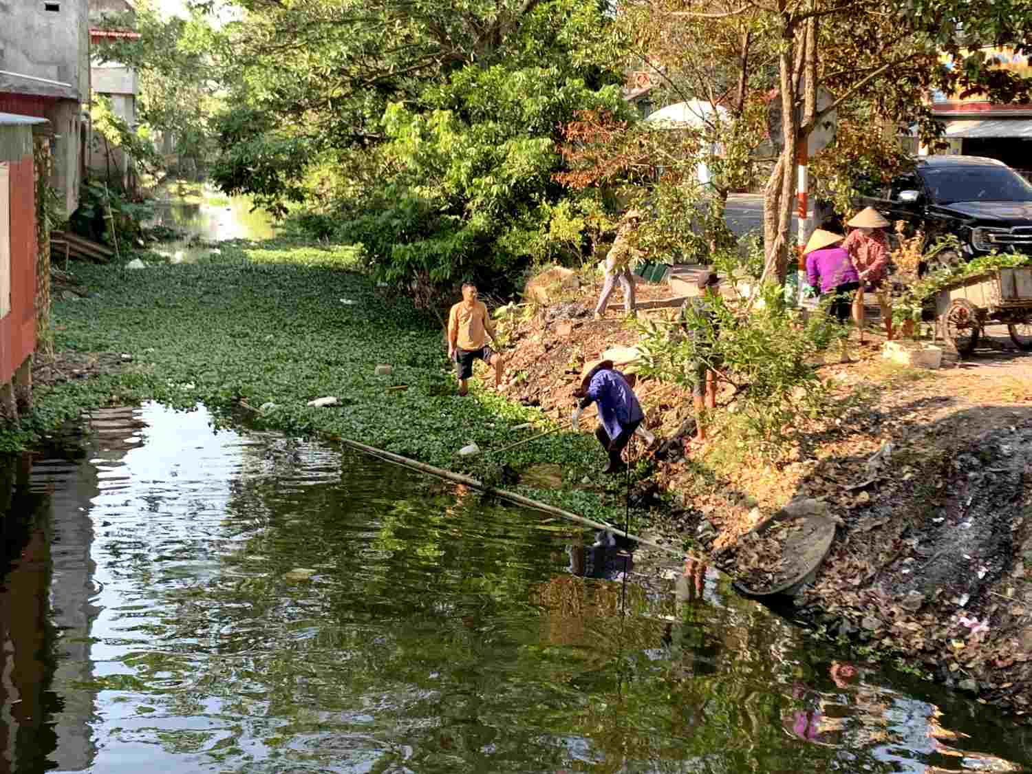 People living on both sides of River 217 (Dong Son Commune, Dong Hung District, Thai Binh Province) joined hands to clean up trash and duckweed on the river on November 21. Photo: Ha Vi