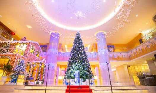Cây thông Noel cao 6m được khách sạn tại TP. Nha Trang, Khánh Hòa trang trí chào năm mới 2025. Ảnh: Phương Linh