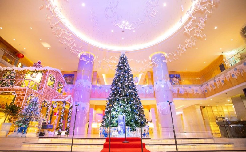 A 6m high Christmas tree was decorated by a hotel in Nha Trang City, Khanh Hoa to welcome the New Year 2025. Photo: Phuong Linh