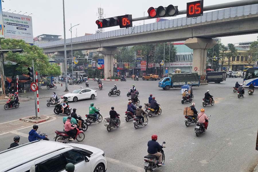 Loat xe may vuot den do tai nut giao Le Trong Tan - Quang Trung (huong di khu do thi Van Phu). Anh: The Ky