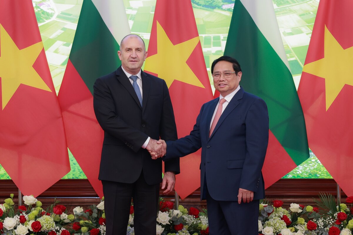 Prime Minister Pham Minh Chinh meets with Bulgarian President Rumen Radev. Photo: Hai Nguyen