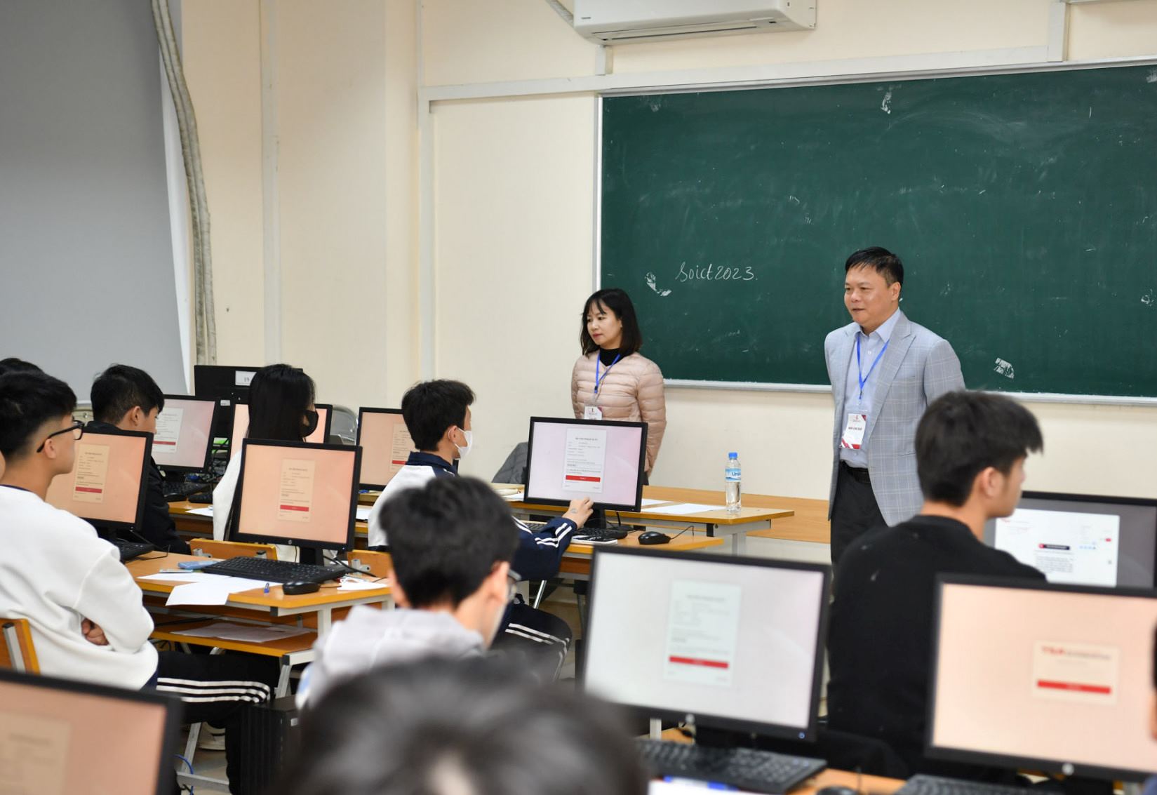 Candidates taking the thinking assessment exam of Hanoi University of Science and Technology in 2024. Photo: Tuong Van