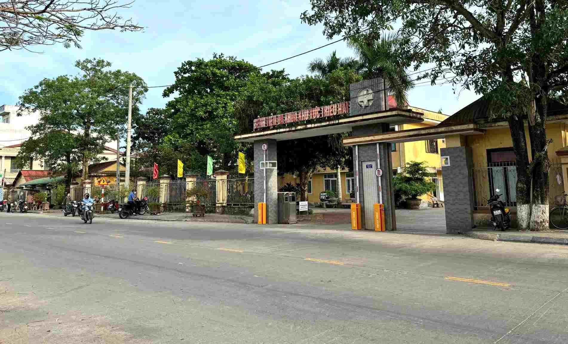 Trieu Hai Regional General Hospital owes land rent and has no financial resources to pay. Photo: Hung Tho