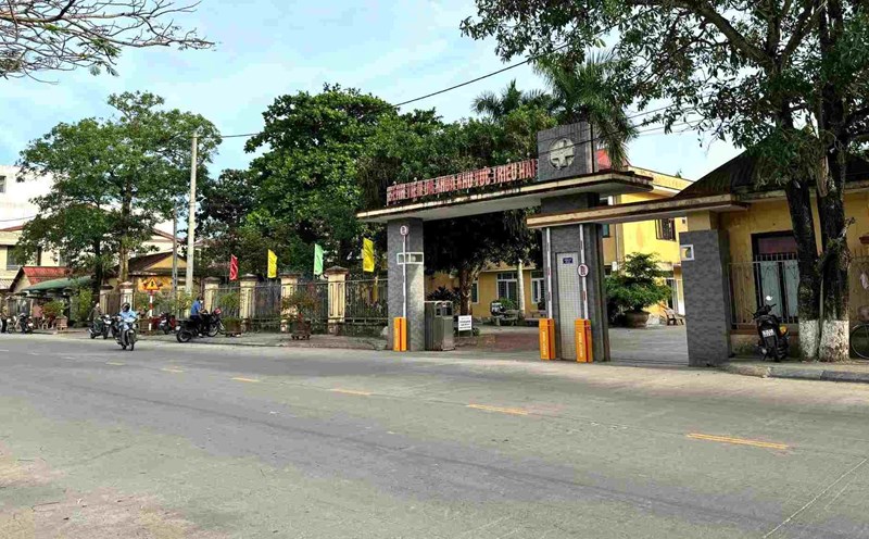 Trieu Hai Regional General Hospital owes land rent and has no financial resources to pay. Photo: Hung Tho