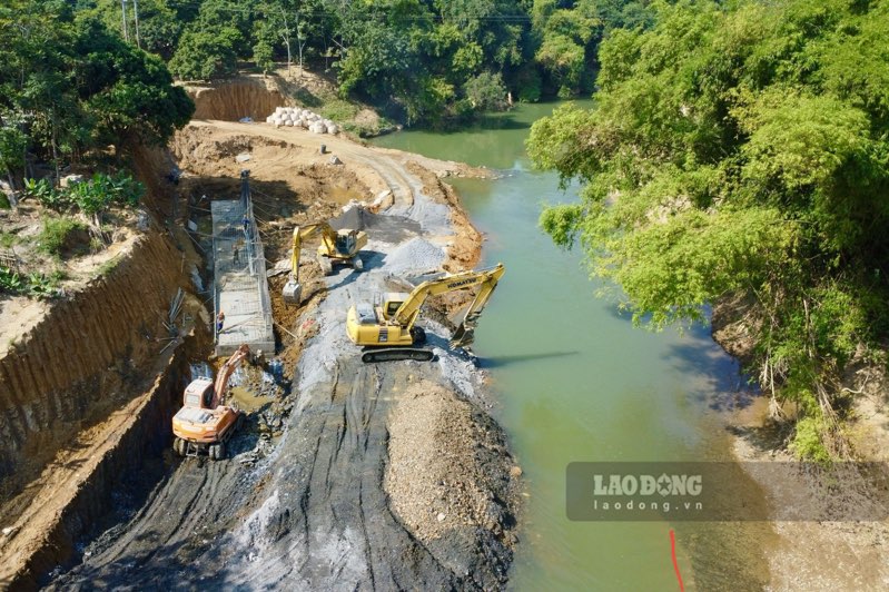 The sudden discharge of water from Thac Gieng 1 Hydropower Plant in Bac Kan caused damage to the embankment project to prevent landslides downstream. Photo: Viet Bac.