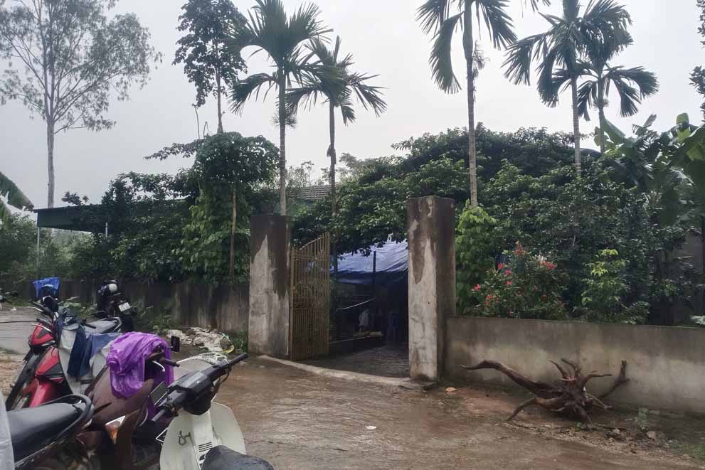 Ngôi nhà nơi hai vợ chồng ông H tử vong. Ảnh người dân cung cấp.