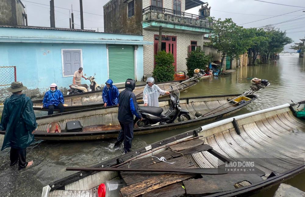 Dai Khi tuong Thuy van tinh Thua Thien Hue du bao, tu chieu 25-27.11, tai tinh Thua Thien Hue co mua to, mua rat to, co noi mua dac biet to. Tong luong mua tu 16h ngay 25.11 den 16h ngay 27.11 pho bien tu 100-250mm, co noi tren 350mm.