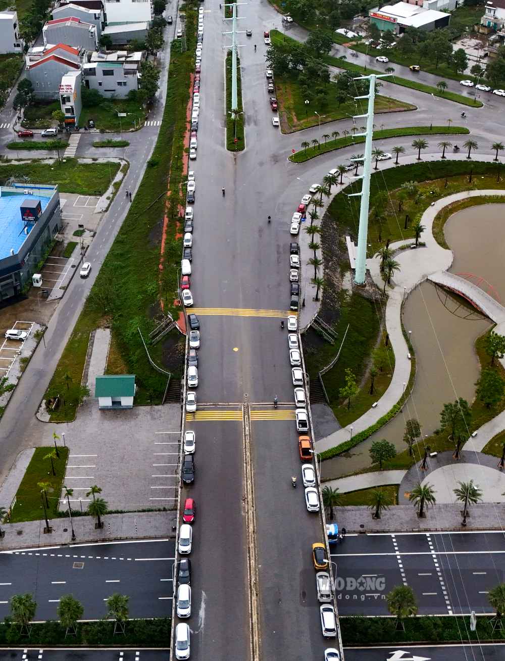 Do do, nhieu nguoi dan da chu dong dua phuong tien o to len vi tri cao de tranh lu. Ghi nhan cua Lao Dong chieu 25.11, hang tram chiec o to cua nguoi dan da lap day 2 ben le cau vuot Thuy Duong (thi xa Huong Thuy, Thua Thien Hue). 