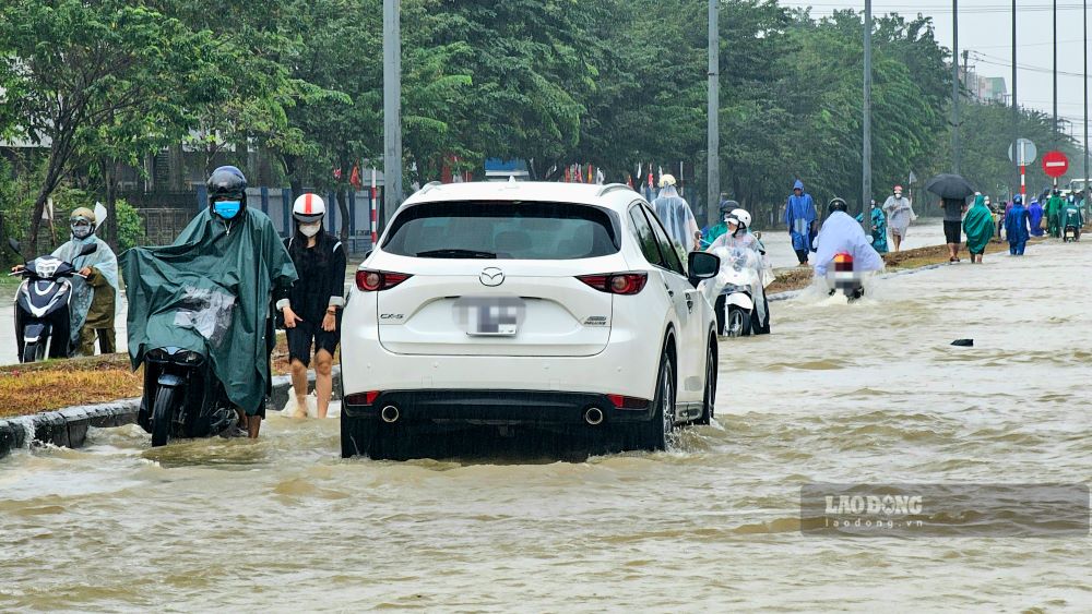 Trong khi do, nuoc da nhan chim khoang 3km tai tinh lo 10A (doan noi voi duong Pham Van Dong, TP Hue). Vi day la tuyen duong ket noi TP Hue voi thi xa Huong Thuy, huyen Phu Vang nen mat do phuong tien luu thong rat lon. 