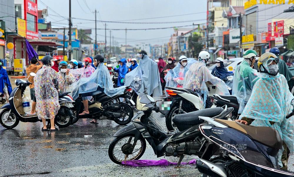  Nhung vi nuoc ngap sau, viec di lai cua nguoi dan gap kho khan, hang chuc phuong tien bi chet may. 