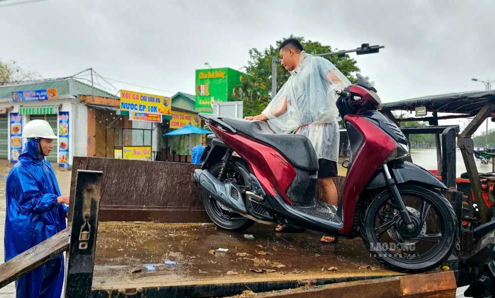 Nguoi dan thue xe ba gac cho nguoi va phuong tien bang qua dong nuoc menh mong tren tinh lo 10A. 