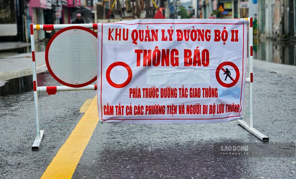 Doan duong Ba Trieu giao voi duong Truong Chinh nuoc van chua rut, luc luong chuc nang da lap dat bien bao ngap ung. 