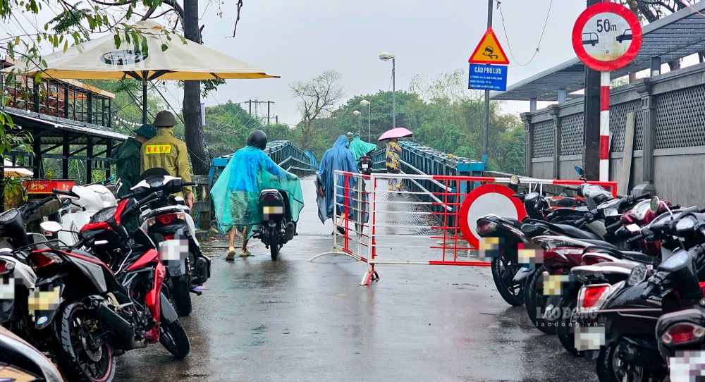 Trong khi do, cau Phu Luu (duong bo duy nhat cua 1.017 ho dan song o Con Hen) phai chan xe hai dau cau, han che phuong tien qua lai.