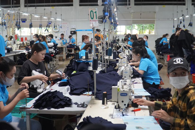 Dong Phu Cuong Joint Stock Company (Dinh Quan district) rewards workers who return to work on the day after Tet. 
Photo: Ha Anh Chien