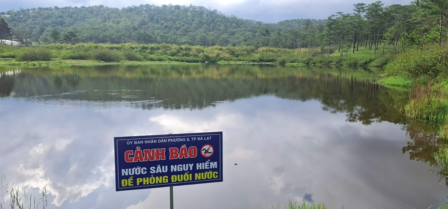 Dangerous deep water warning sign, beware of drowning in Lam Dong. Photo: Van Long