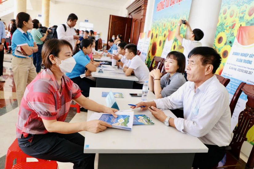 At the end of the year, many businesses in Ninh Binh are recruiting workers due to new orders. Photo: Nguyen Truong